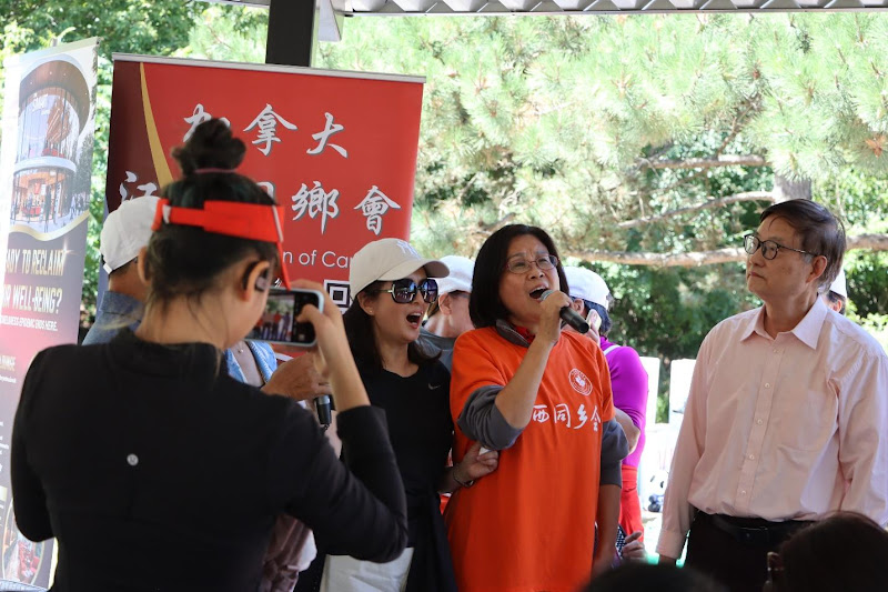 A group of people singing into a microphoneAI-generated content may be incorrect.
