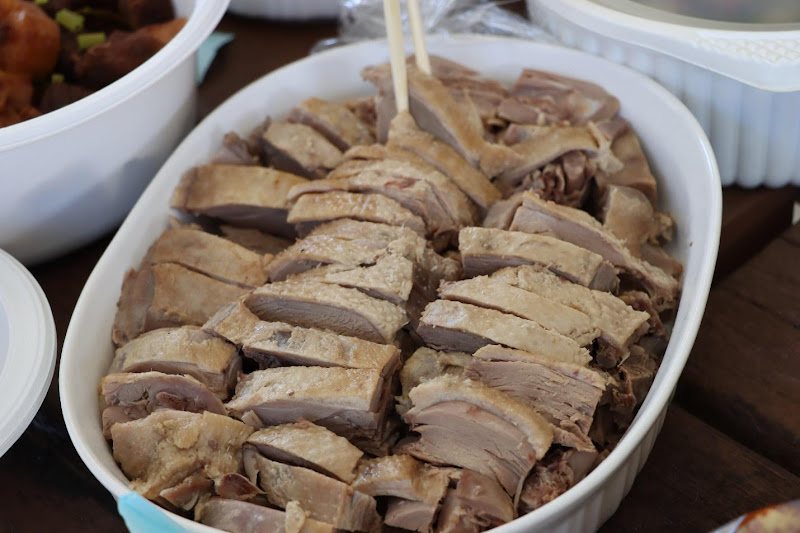 A bowl of meat with chopsticksAI-generated content may be incorrect.