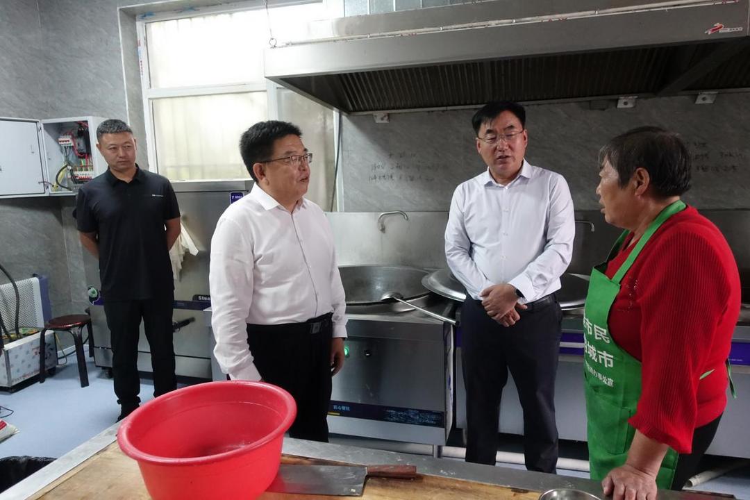 神木市市长段智博走进大保当镇东北湾村调研指导农村幸福院工作 