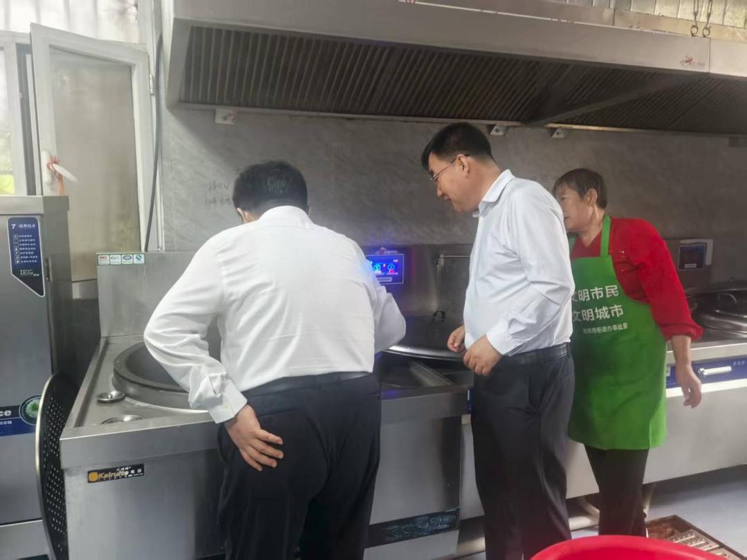 神木市市长段智博走进大保当镇东北湾村调研指导农村幸福院工作 