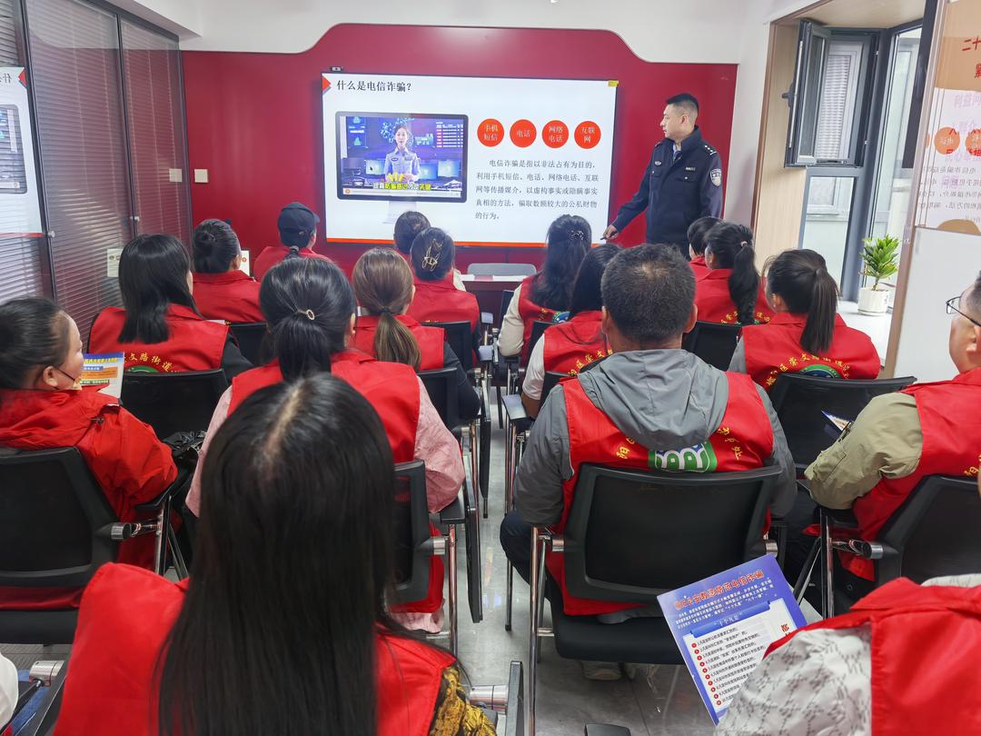 崇文路街道寨城庄社区人大代表牵头组织30余名五级五长参加反诈宣传活动