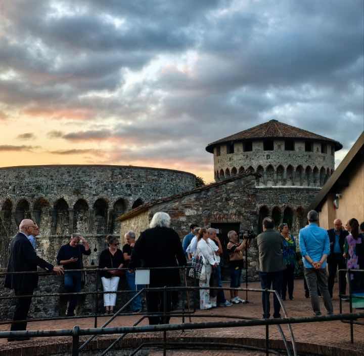 图片[4]-中国漆画惊艳萨尔扎纳艺术节,唯一受邀中国艺术家来自大湾区-华闻时空