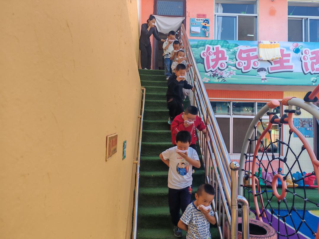 榆阳区崇文路街道春苑社区走进辖区幼儿园：多元主题活动共筑安全文明防线