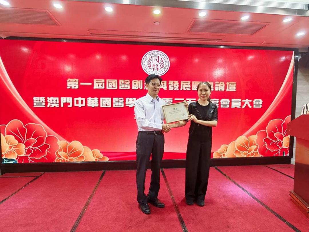 一張含有 服裝, 人員, 室內, 地毯 的圖片

AI 產生的內容可能不正確。