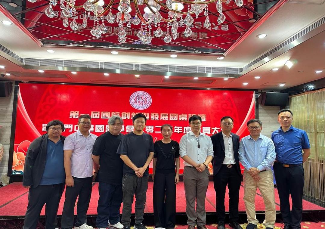 一張含有 服裝, 人員, 男人, 足部穿著 的圖片

AI 產生的內容可能不正確。