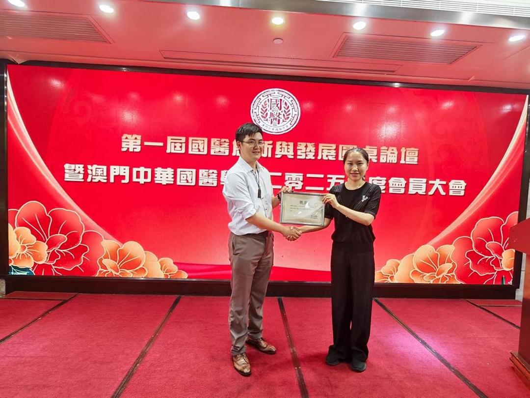 一張含有 服裝, 人員, 室內, 足部穿著 的圖片

AI 產生的內容可能不正確。