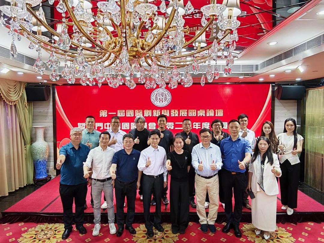 一張含有 服裝, 室內, 人員, 地毯 的圖片

AI 產生的內容可能不正確。