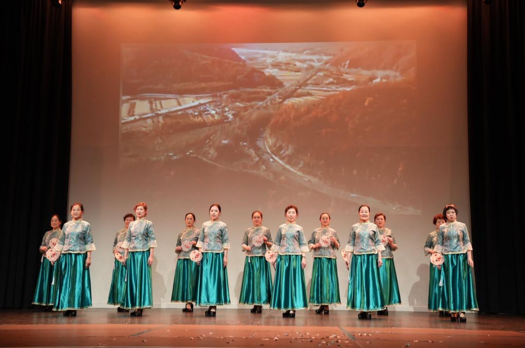 ä¸€ç¾¤äººç«™åœ¨å�°ä¸Š

AI ç”Ÿæˆ�çš„å†…å®¹å�¯èƒ½ä¸�æ­£ç¡®ã€‚