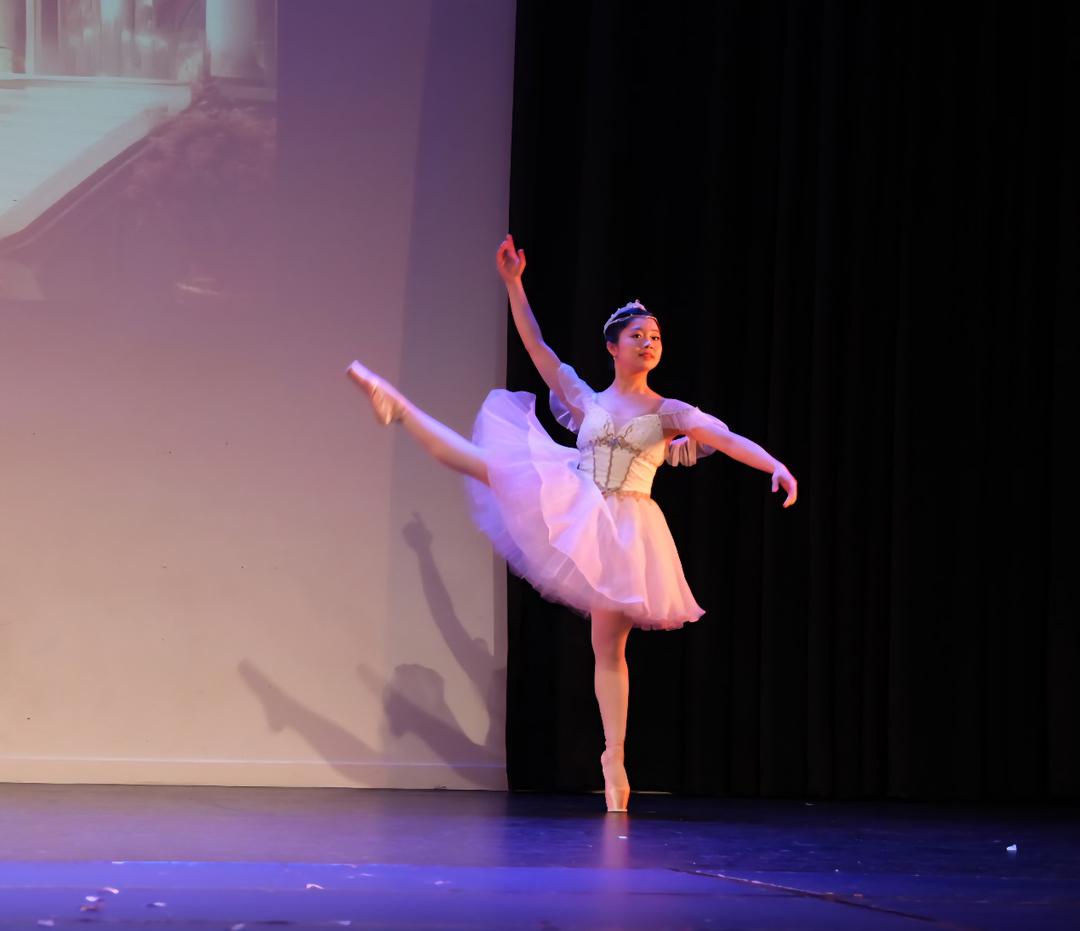 å°�å­©ç«™åœ¨èˆ�å�°ä¸Šè¡¨æ¼”

AI ç”Ÿæˆ�çš„å†…å®¹å�¯èƒ½ä¸�æ­£ç¡®ã€‚