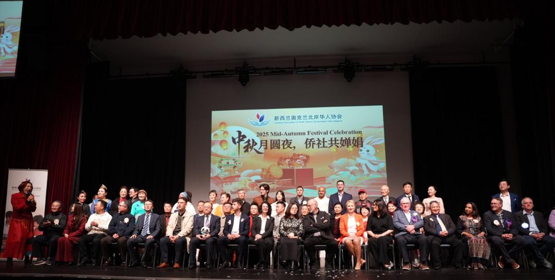 ä¸€ç¾¤äººç«™åœ¨å�°ä¸Š

AI ç”Ÿæˆ�çš„å†…å®¹å�¯èƒ½ä¸�æ­£ç¡®ã€‚