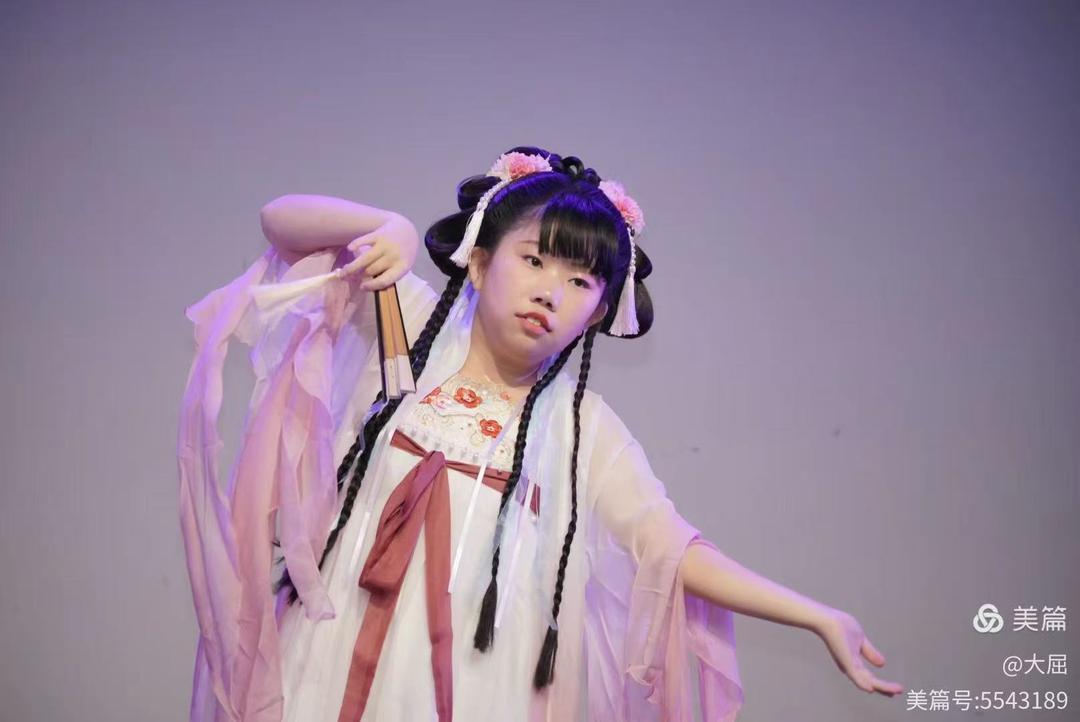 ç©¿ç�€ç²‰è‰²è£™å­�çš„å¥³å­©

AI ç”Ÿæˆ�çš„å†…å®¹å�¯èƒ½ä¸�æ­£ç¡®ã€‚