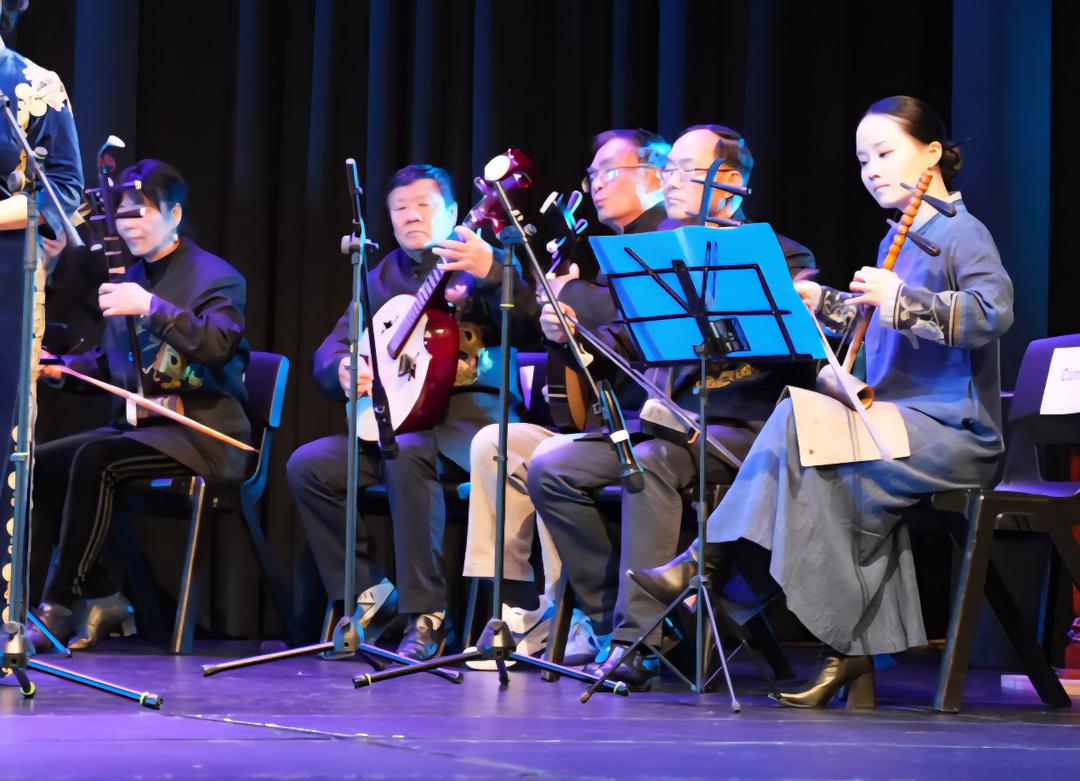 ä¸€ç¾¤äººåœ¨èˆ�å�°ä¸Šå¼¹å�‰ä»–

AI ç”Ÿæˆ�çš„å†…å®¹å�¯èƒ½ä¸�æ­£ç¡®ã€‚