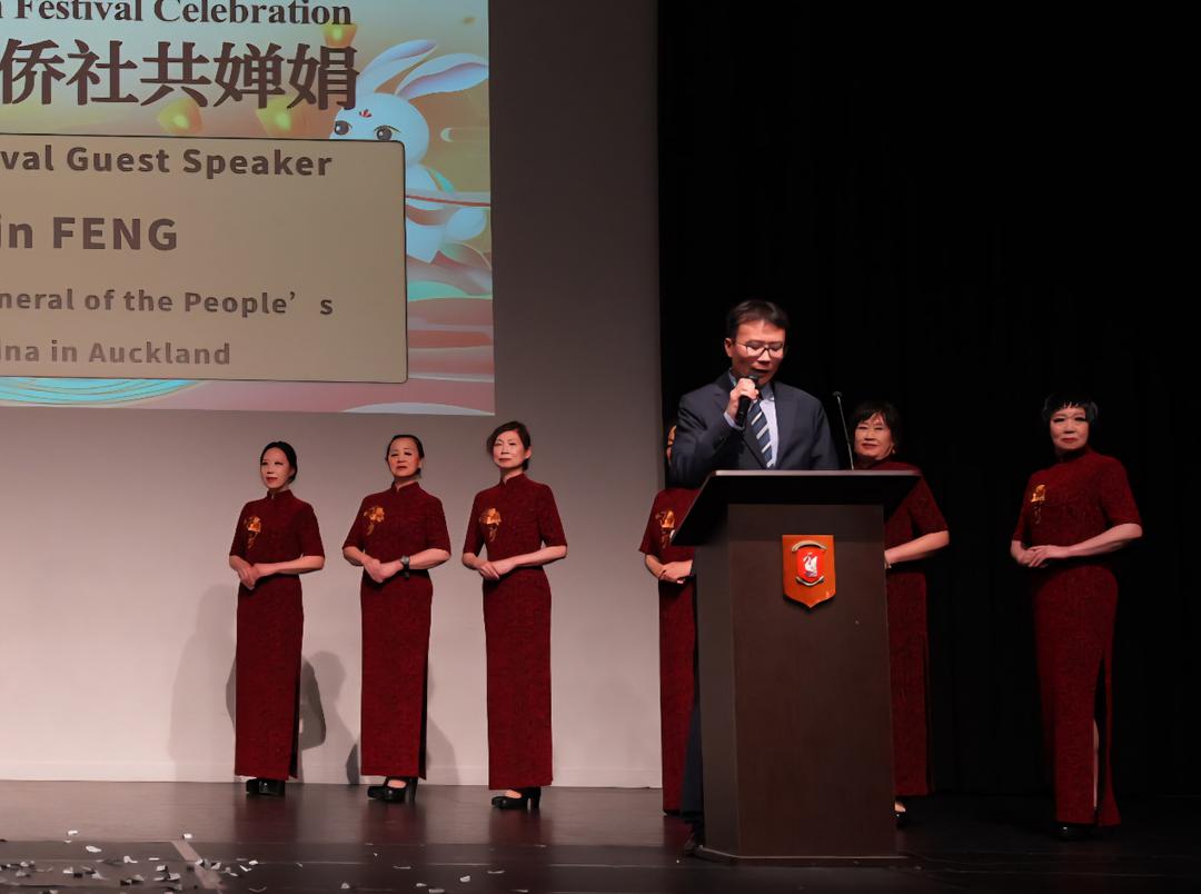 ä¸€ç¾¤äººç«™åœ¨å�°ä¸Š

AI ç”Ÿæˆ�çš„å†…å®¹å�¯èƒ½ä¸�æ­£ç¡®ã€‚