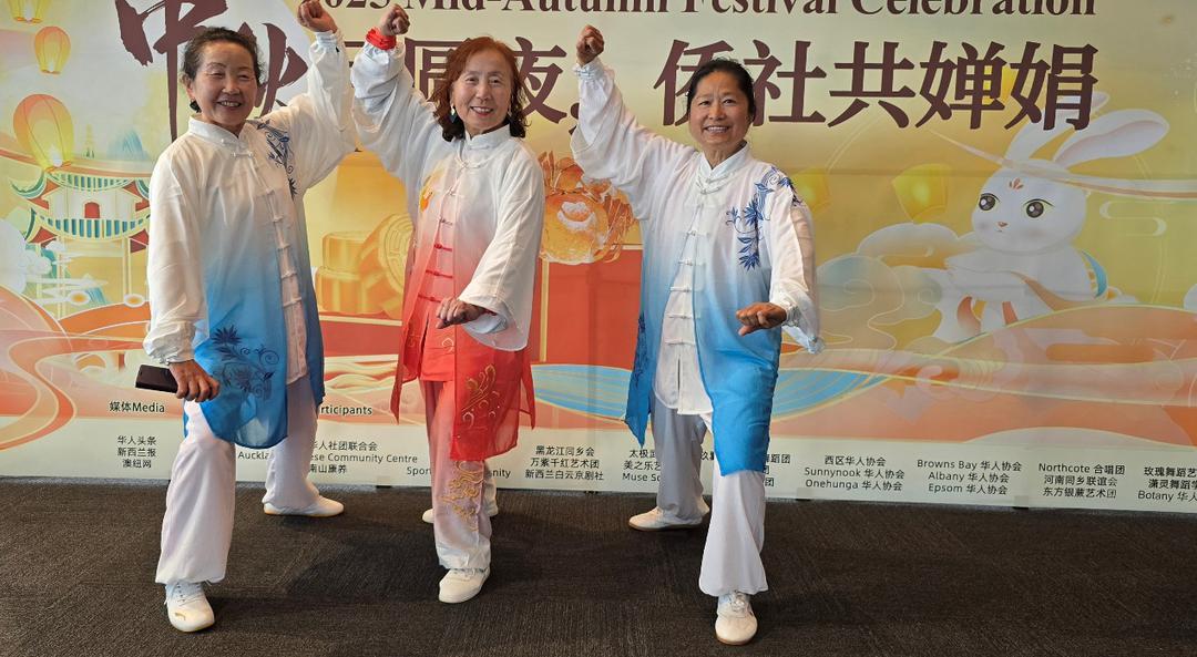 å›¾ç‰‡åŒ…å�« ç”·äºº, ç«™, ä¸€ç¾¤, æ¸¸æˆ�æœº

AI ç”Ÿæˆ�çš„å†…å®¹å�¯èƒ½ä¸�æ­£ç¡®ã€‚