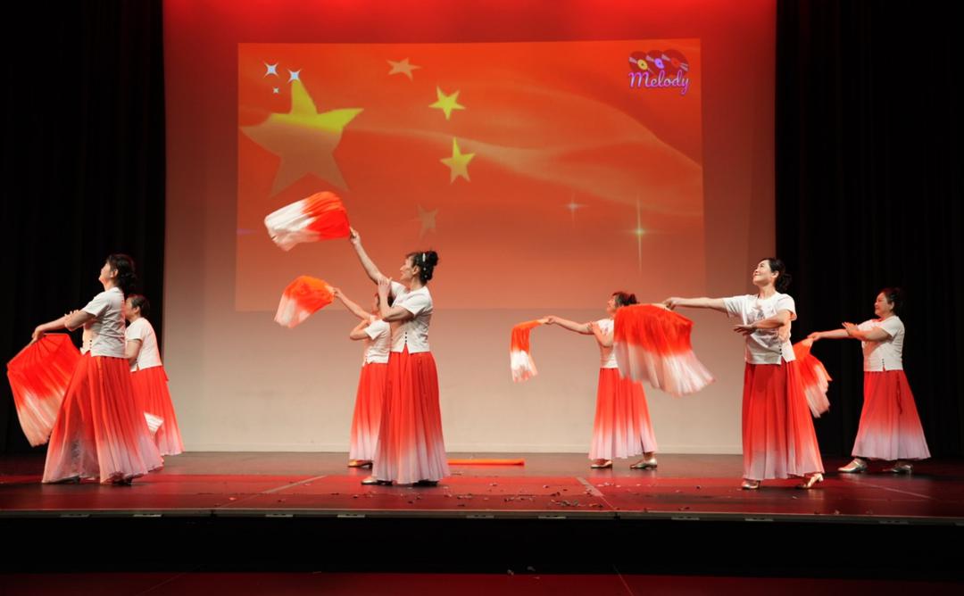 å›¾ç‰‡åŒ…å�« å®¤å†…, æ¡Œå­�, ç”·äºº, ç«™

AI ç”Ÿæˆ�çš„å†…å®¹å�¯èƒ½ä¸�æ­£ç¡®ã€‚