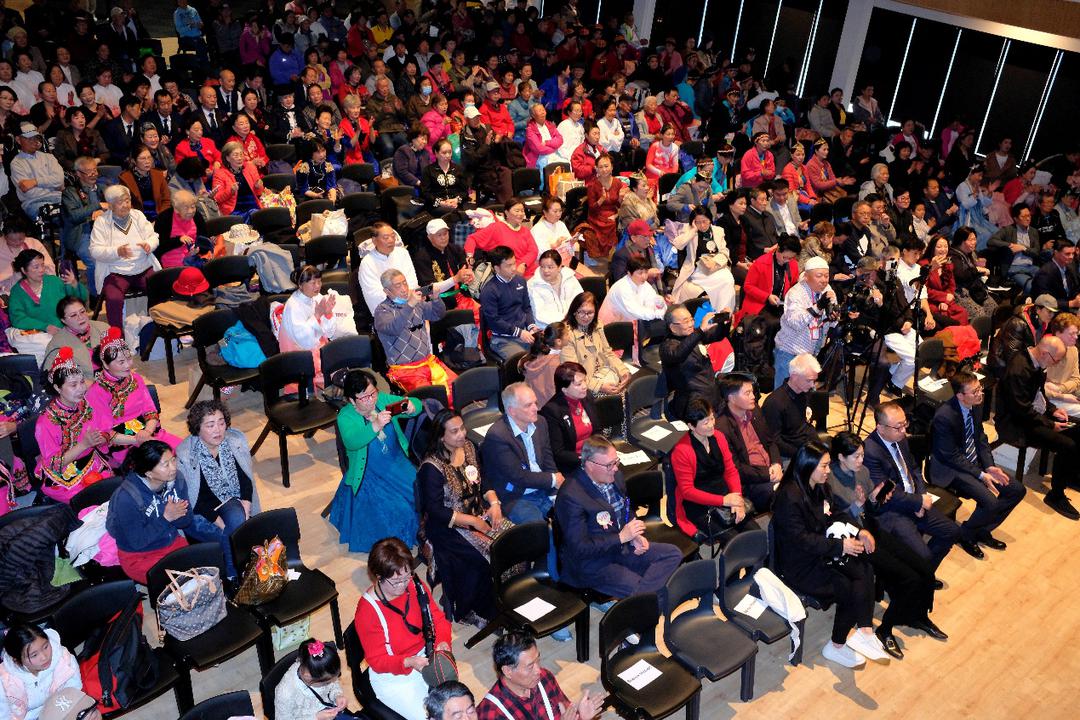 äººä»¬åœ¨çœ‹å�°ä¸Šçš„äººå’Œè§‚ä¼—

AI ç”Ÿæˆ�çš„å†…å®¹å�¯èƒ½ä¸�æ­£ç¡®ã€‚