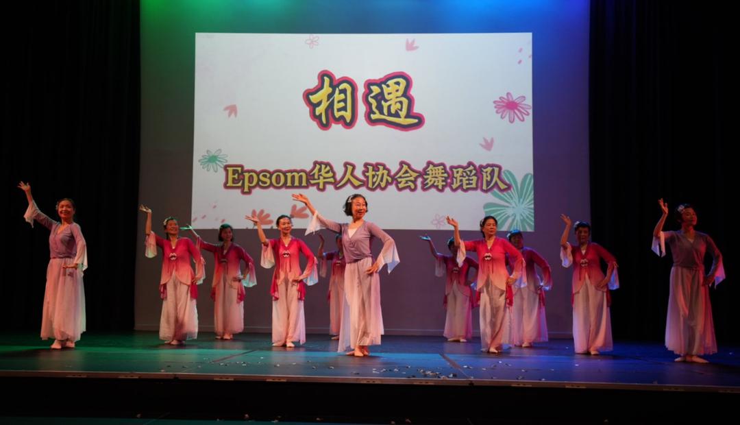 ä¸€ç¾¤äººç«™åœ¨å�°ä¸Š

AI ç”Ÿæˆ�çš„å†…å®¹å�¯èƒ½ä¸�æ­£ç¡®ã€‚