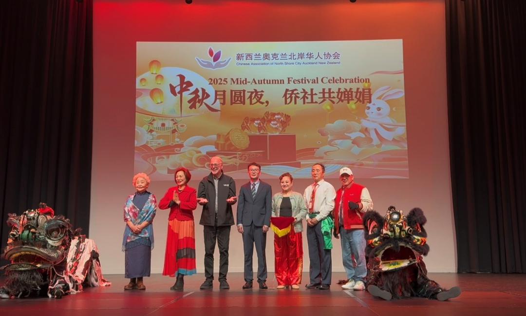 ä¸€ç¾¤äººç«™åœ¨å�°ä¸Š

AI ç”Ÿæˆ�çš„å†…å®¹å�¯èƒ½ä¸�æ­£ç¡®ã€‚