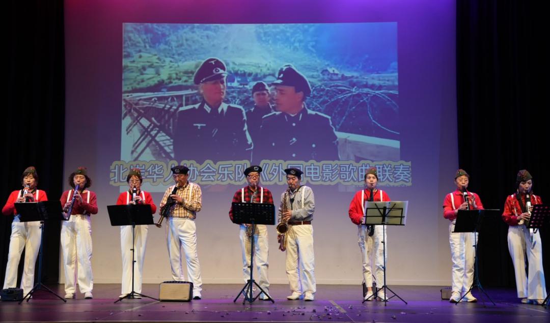 ä¸€ç¾¤äººç«™åœ¨å�°ä¸Š

AI ç”Ÿæˆ�çš„å†…å®¹å�¯èƒ½ä¸�æ­£ç¡®ã€‚