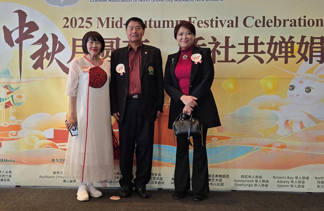 ä¸€ç¾¤äººç«™åœ¨äººçš„ç…§ç‰‡ä¸Šå†™ç�€å­—

AI ç”Ÿæˆ�çš„å†…å®¹å�¯èƒ½ä¸�æ­£ç¡®ã€‚