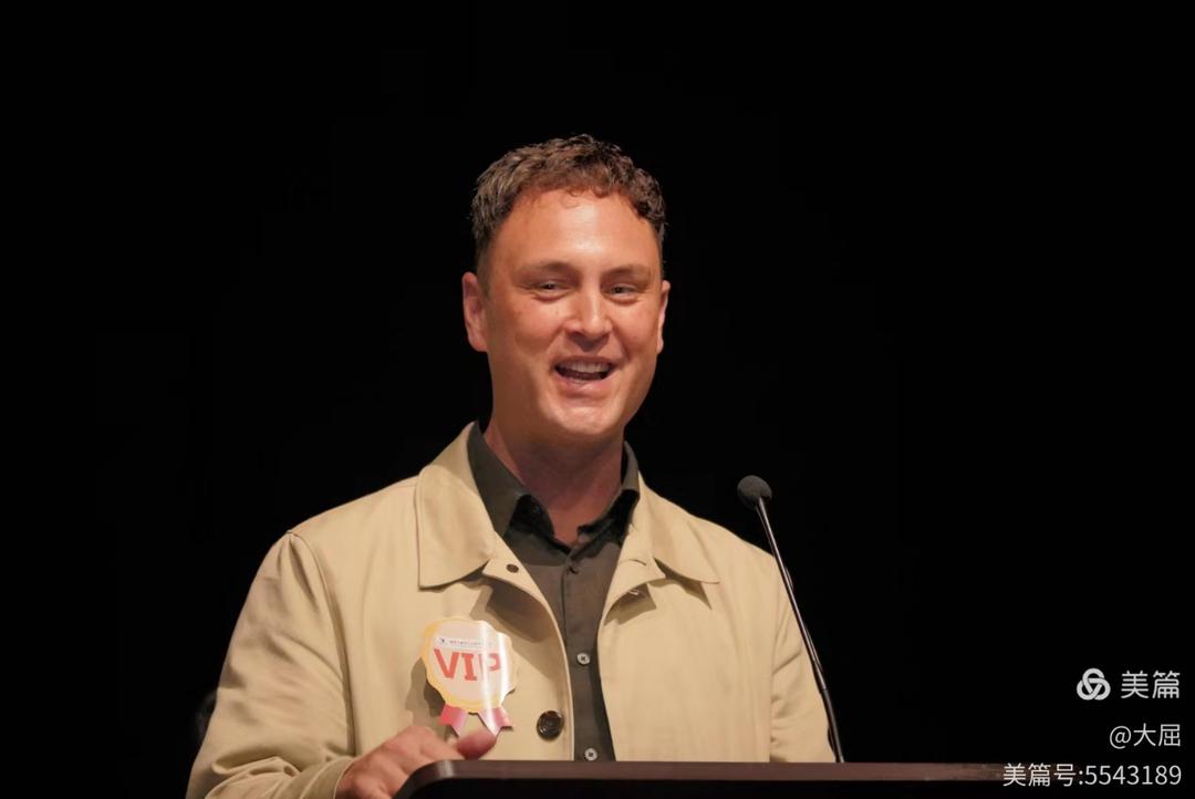 ç”·äººçš„ç…§ç‰‡ä¸Šå†™ç�€å­—

AI ç”Ÿæˆ�çš„å†…å®¹å�¯èƒ½ä¸�æ­£ç¡®ã€‚