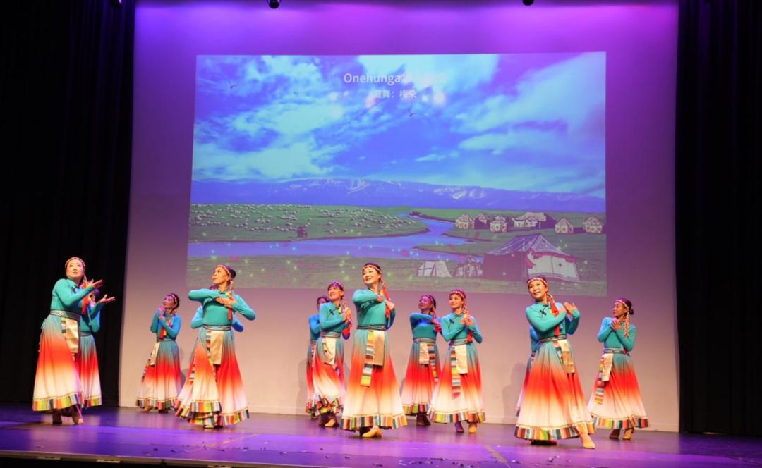 ç”µè§†å‰�æœ‰è®¸å¤šäºº

AI ç”Ÿæˆ�çš„å†…å®¹å�¯èƒ½ä¸�æ­£ç¡®ã€‚