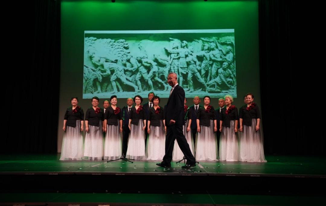 ä¸€ç¾¤äººç«™åœ¨å�°ä¸Š

AI ç”Ÿæˆ�çš„å†…å®¹å�¯èƒ½ä¸�æ­£ç¡®ã€‚