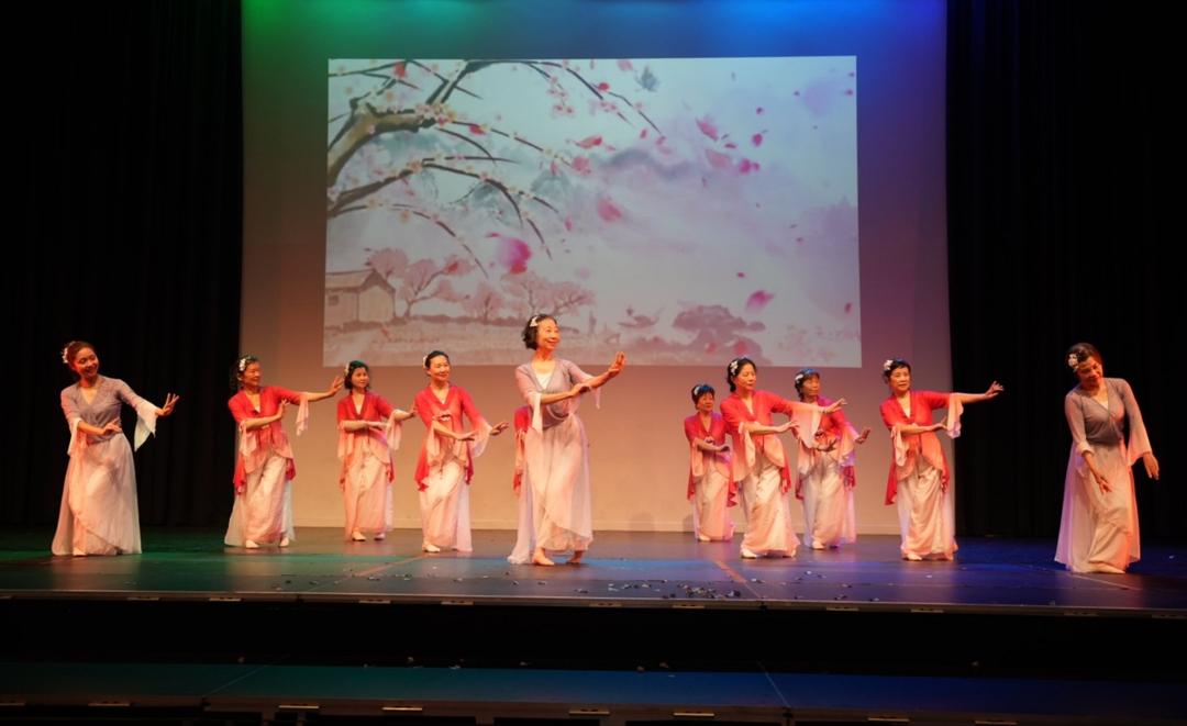 å›¾ç‰‡åŒ…å�« å®¤å†…, æ¡Œå­�, ä¸€ç¾¤, ç«™

AI ç”Ÿæˆ�çš„å†…å®¹å�¯èƒ½ä¸�æ­£ç¡®ã€‚