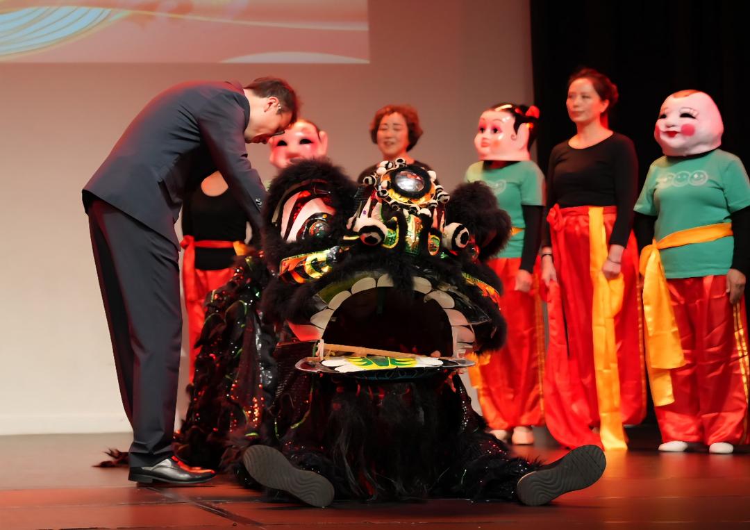 å›¾ç‰‡åŒ…å�« äºº, å®¤å†…, ç«™, æ¡Œå­�

AI ç”Ÿæˆ�çš„å†…å®¹å�¯èƒ½ä¸�æ­£ç¡®ã€‚