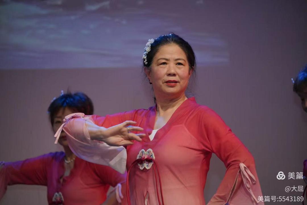 ç©¿ç�€ç²‰è‰²è¡£æœ�çš„å¥³äººå’Œç”·äºº

AI ç”Ÿæˆ�çš„å†…å®¹å�¯èƒ½ä¸�æ­£ç¡®ã€‚