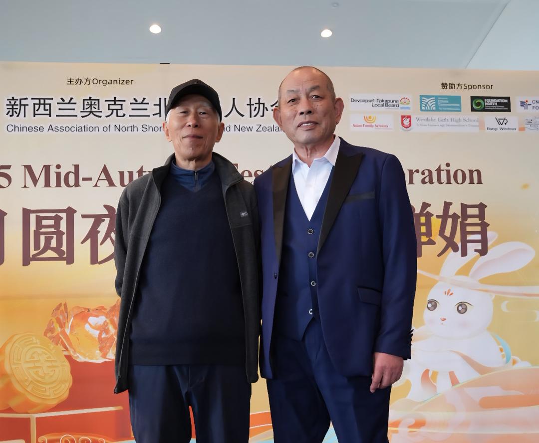 ç©¿è¥¿è£…çš„ç”·äººç«™åœ¨ä¸€èµ·

AI ç”Ÿæˆ�çš„å†…å®¹å�¯èƒ½ä¸�æ­£ç¡®ã€‚