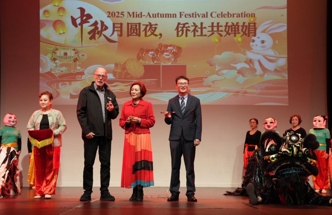 ä¸€ç¾¤äººç«™åœ¨å�°ä¸Š

AI ç”Ÿæˆ�çš„å†…å®¹å�¯èƒ½ä¸�æ­£ç¡®ã€‚