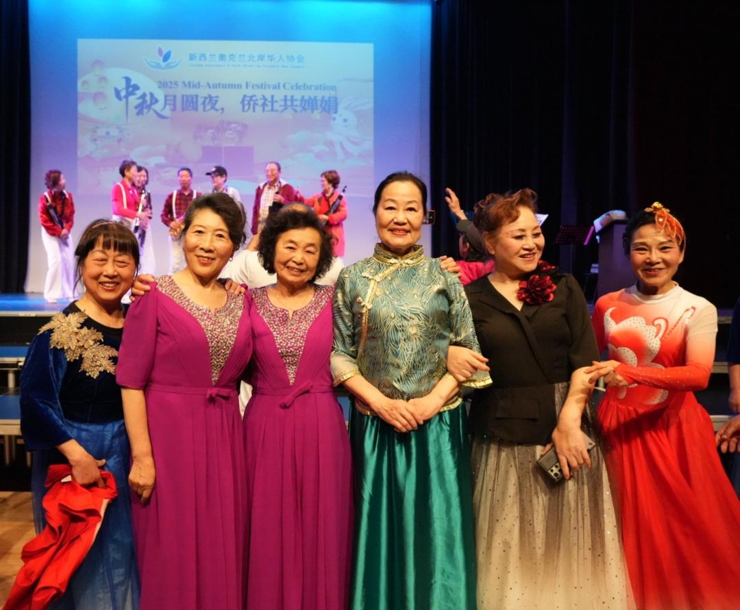 äººä»¬ç«™åœ¨ä¸€èµ·å�ˆå½±çš„ä¸€ç¾¤äºº

AI ç”Ÿæˆ�çš„å†…å®¹å�¯èƒ½ä¸�æ­£ç¡®ã€‚