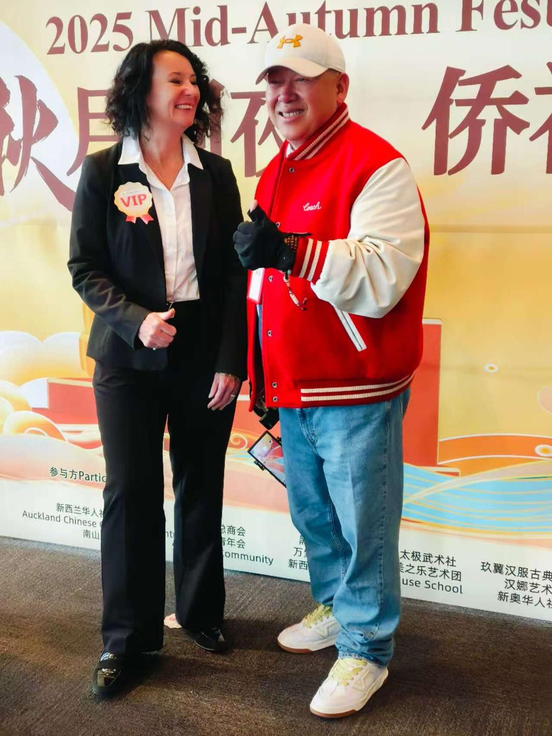 ç”·äººå’Œå¥³äººç«™åœ¨æµ·æŠ¥å‰�

AI ç”Ÿæˆ�çš„å†…å®¹å�¯èƒ½ä¸�æ­£ç¡®ã€‚