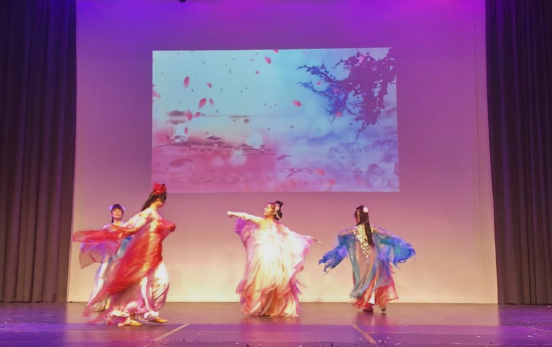 å›¾ç‰‡åŒ…å�« å®¤å†…, æ¡Œå­�, ç›‘æ�§, æ’­æ”¾

AI ç”Ÿæˆ�çš„å†…å®¹å�¯èƒ½ä¸�æ­£ç¡®ã€‚