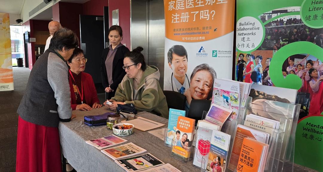 ä¸€ç¾¤äººç«™åœ¨æ¡Œå­�ä¸Š

AI ç”Ÿæˆ�çš„å†…å®¹å�¯èƒ½ä¸�æ­£ç¡®ã€‚