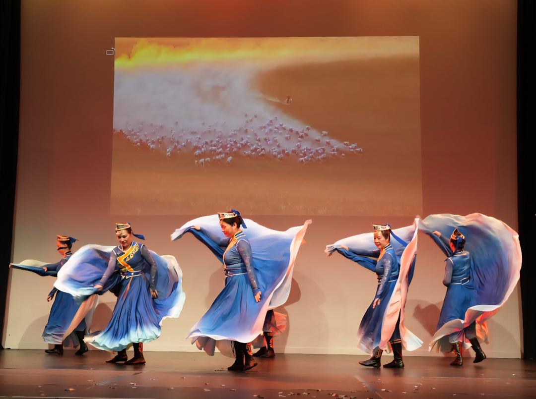 ä¸€ç¾¤äººæ­£åœ¨è·³èˆ�

AI ç”Ÿæˆ�çš„å†…å®¹å�¯èƒ½ä¸�æ­£ç¡®ã€‚