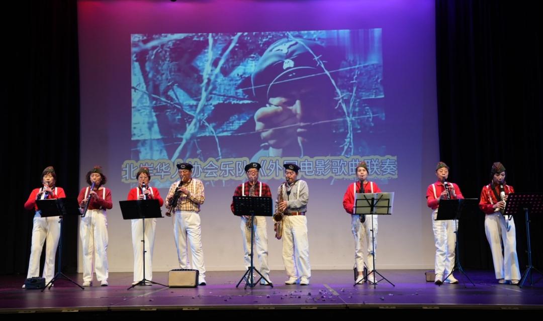 ä¸€ç¾¤äººç«™åœ¨å�°ä¸Š

AI ç”Ÿæˆ�çš„å†…å®¹å�¯èƒ½ä¸�æ­£ç¡®ã€‚