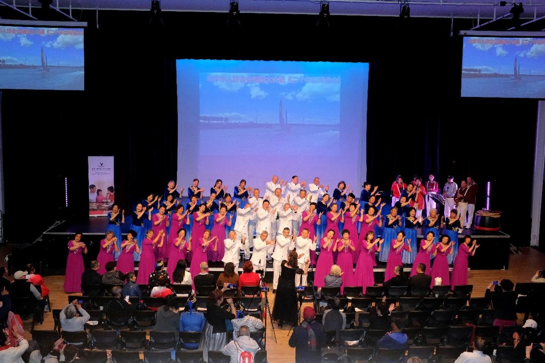 ä¸€ç¾¤äººç«™åœ¨å�°ä¸Š

AI ç”Ÿæˆ�çš„å†…å®¹å�¯èƒ½ä¸�æ­£ç¡®ã€‚