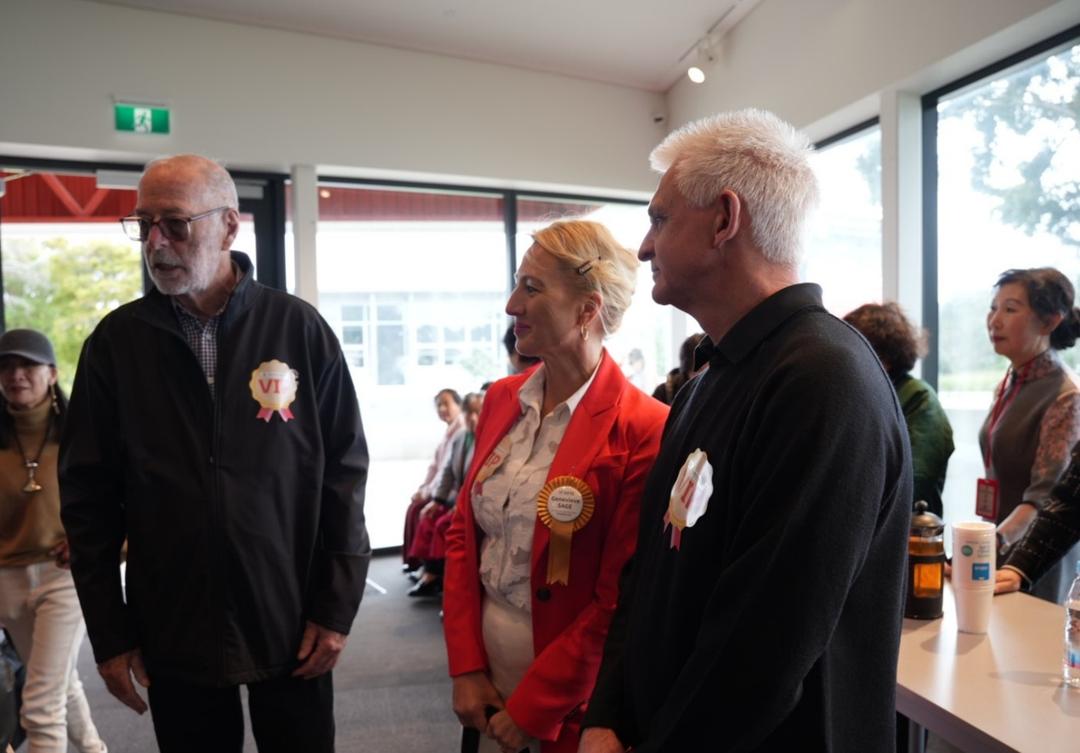 ä¸€ç¾¤äººç«™åœ¨å®¤å†…

AI ç”Ÿæˆ�çš„å†…å®¹å�¯èƒ½ä¸�æ­£ç¡®ã€‚