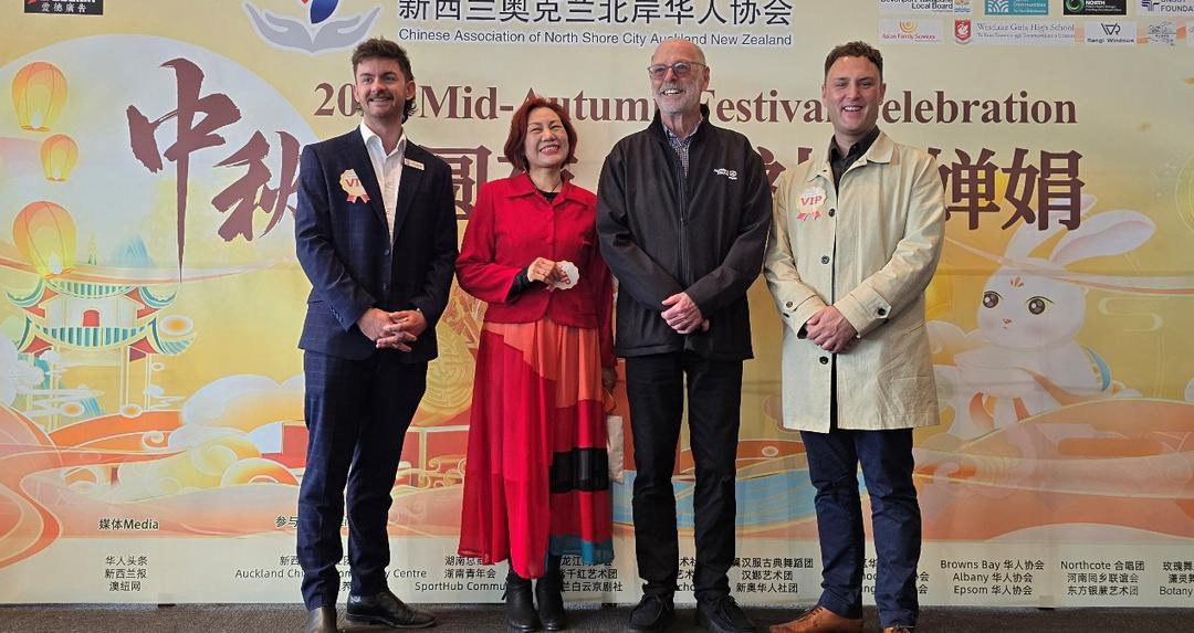 ä¸€ç¾¤äººç«™åœ¨äººçš„ç…§ç‰‡ä¸Šå†™ç�€å­—

AI ç”Ÿæˆ�çš„å†…å®¹å�¯èƒ½ä¸�æ­£ç¡®ã€‚