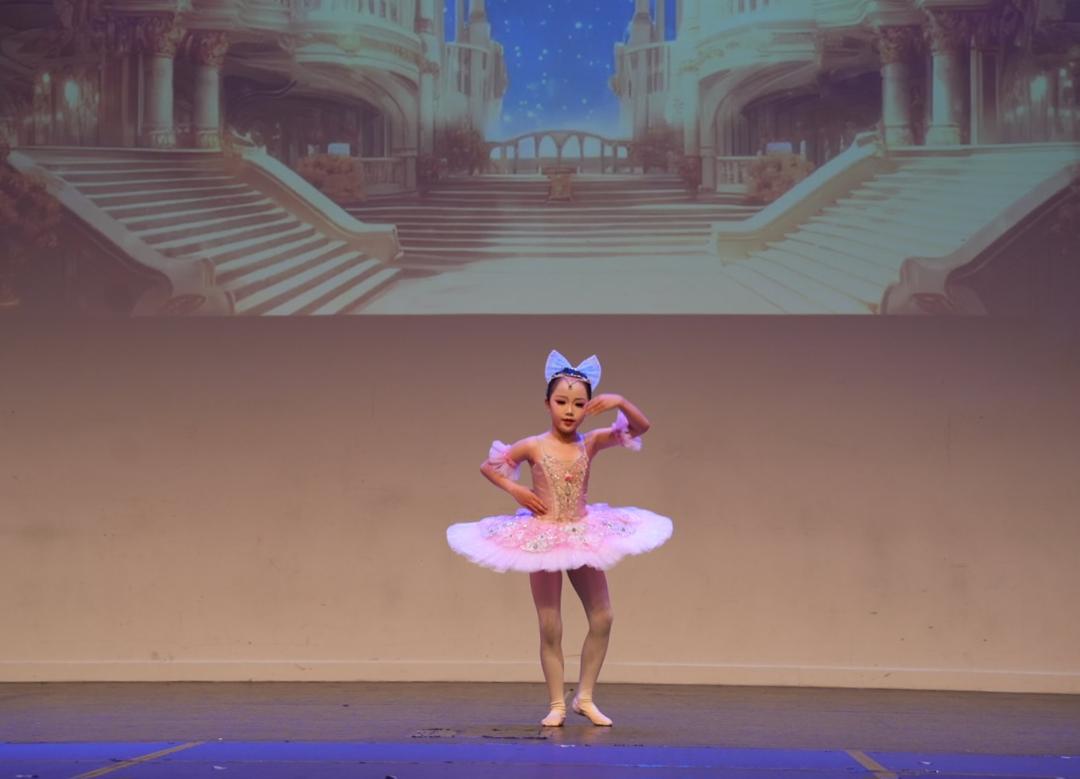 å›¾ç‰‡åŒ…å�« ç«™, å¥³äºº, å¥³å­©, æ°´

AI ç”Ÿæˆ�çš„å†…å®¹å�¯èƒ½ä¸�æ­£ç¡®ã€‚