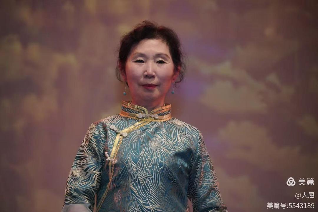 å›¾ç‰‡åŒ…å�« å¾®ç¬‘, å¹´è½», å¯¹ç�€, ç«™

AI ç”Ÿæˆ�çš„å†…å®¹å�¯èƒ½ä¸�æ­£ç¡®ã€‚