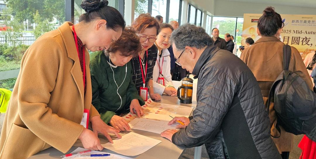 å›¾ç‰‡åŒ…å�« æ¸¸æˆ�æœº, ç”·äºº, æ¡Œå­�, ç«™

AI ç”Ÿæˆ�çš„å†…å®¹å�¯èƒ½ä¸�æ­£ç¡®ã€‚