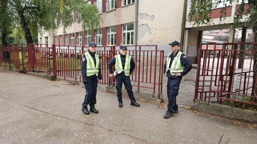 报告,, 炸弹,, 学校