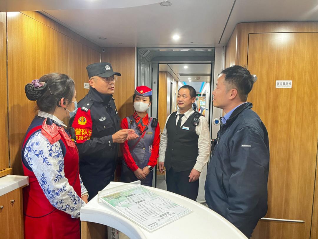 国庆假期首日，延铁乘警守护旅客平安出行