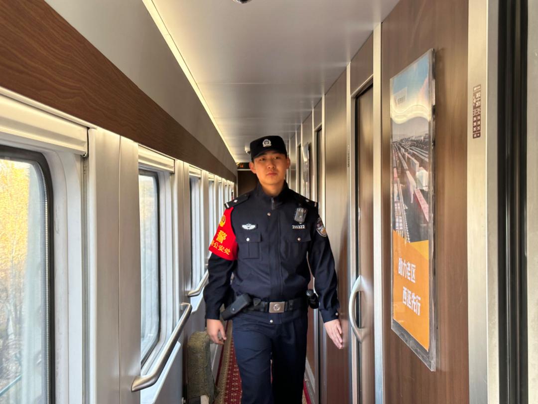 国庆假期首日，延铁乘警守护旅客平安出行