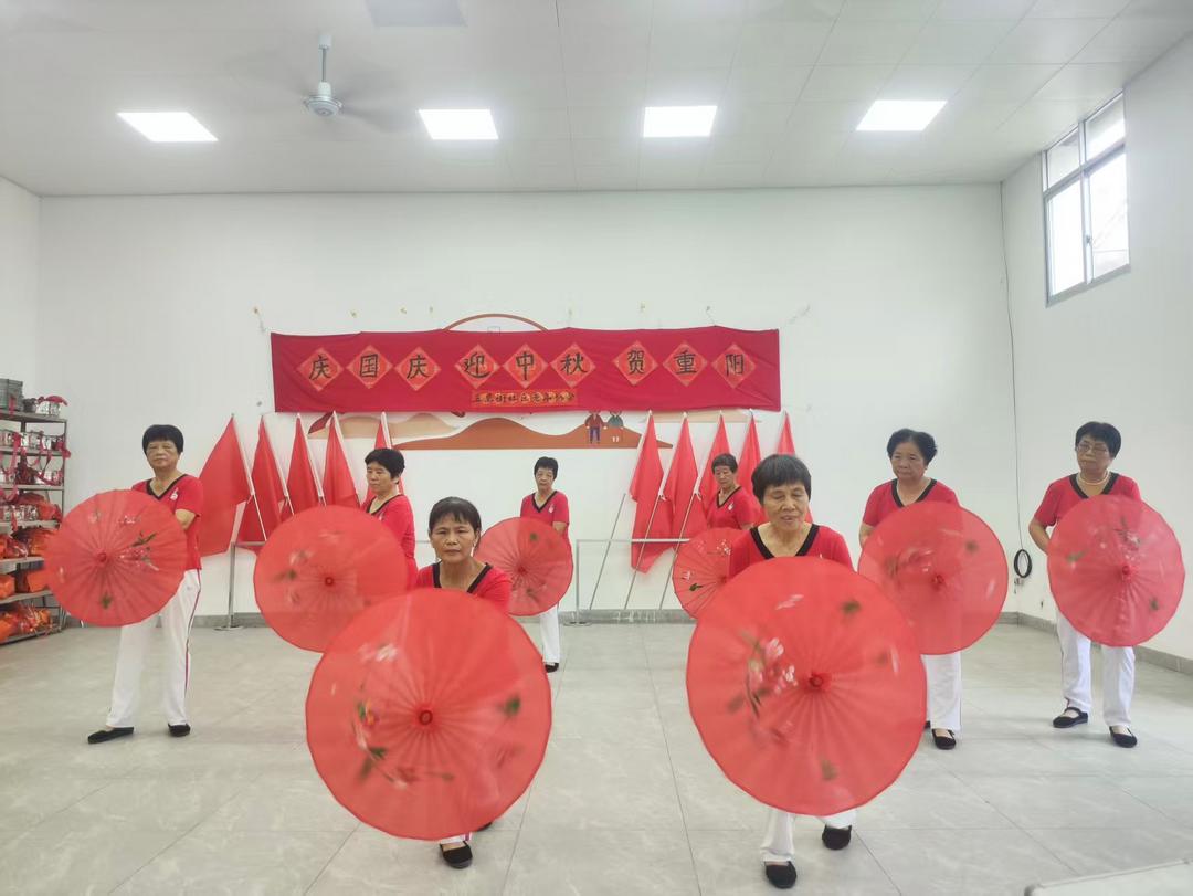 福建永春县五里街社区老年协会举办“庆国庆·迎中秋·贺重阳”文艺演出活动