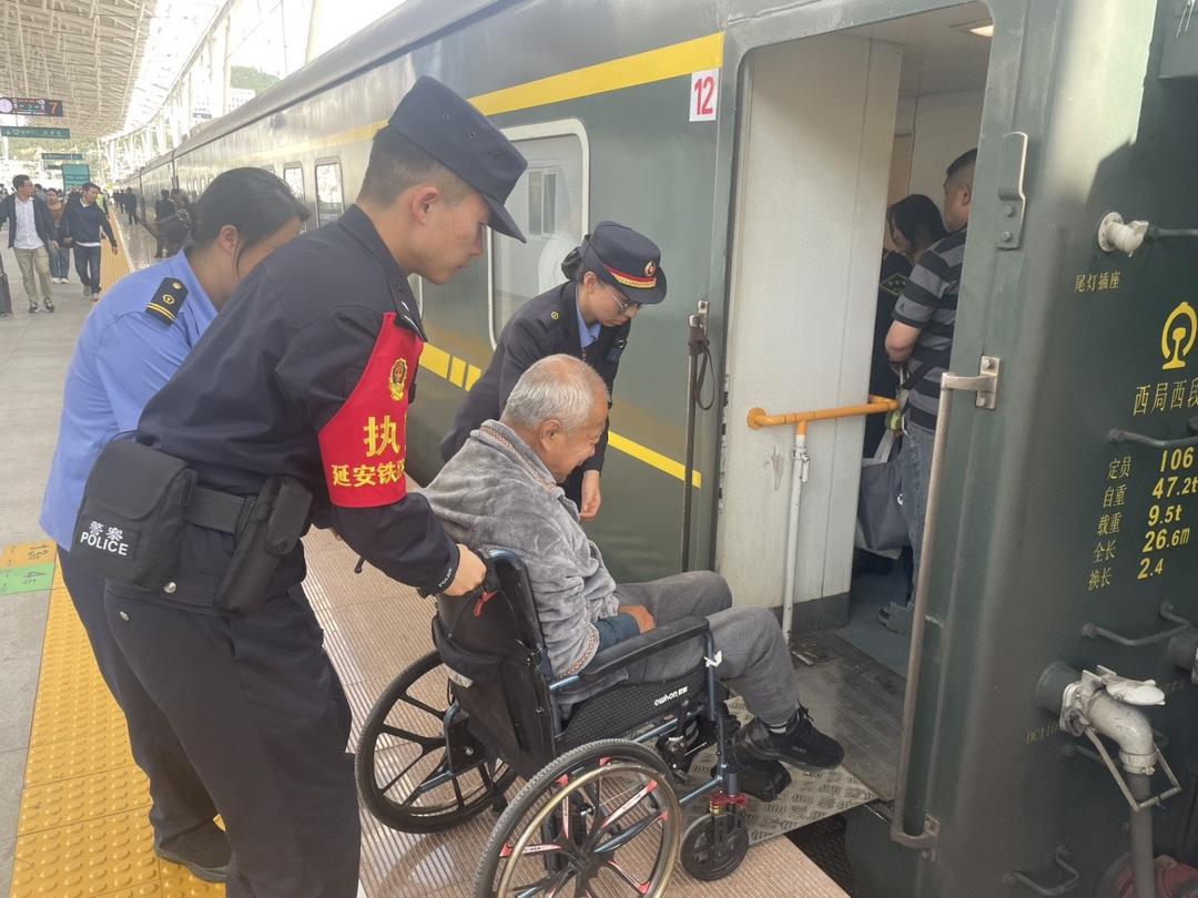 双节平安，铁警先行——延安站派出所全力下好双节安保“五步棋”