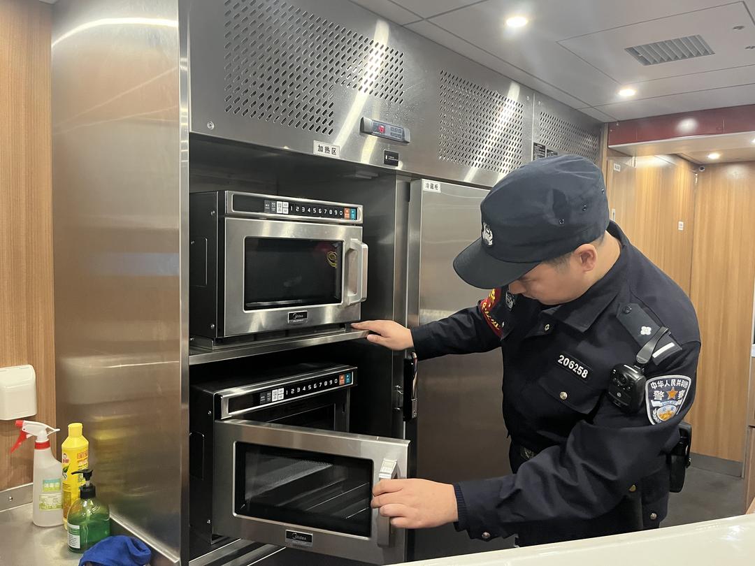 国庆假期首日，延铁乘警守护旅客平安出行